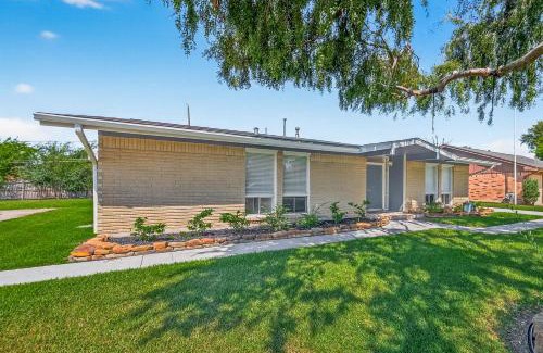 La Porte Casa | Spacious Family Home BBQ and Outdoor Area