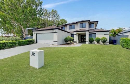 Banksia Beach Casa | Spacious Family & Pet-friendly Home on the Canal