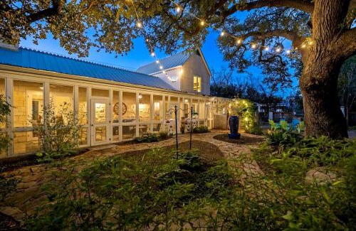 Fredericksburg Casa | Spacious Family Retreat - Private Pool - Ping Pong
