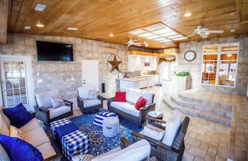 Waterloo Casa | Spacious Family Retreat in Waterloo with Pool & Theater