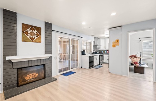 Ontario Casa | Spacious Family Retreat w Garden Modern Comfort