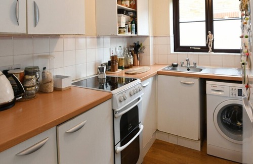 Walthamstow Apartamento | Spacious Flat in Hip Walthamstow! Free, Secure Parking! Close to Transport.