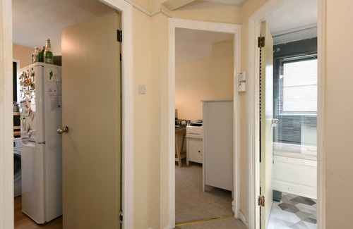 Walthamstow Apartamento | Spacious Flat in Hip Walthamstow! Free, Secure Parking! Close to Transport.