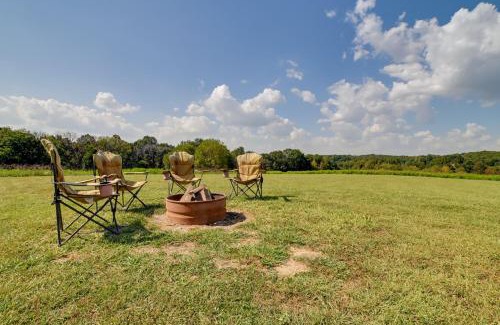 Hardin County Casa | Spacious Getaway 5 Mins to Garden of the Gods