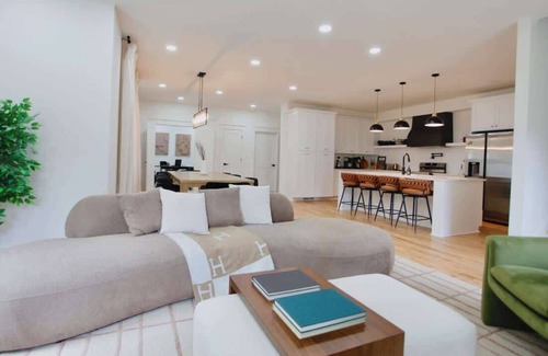 East Side Casa | Spacious Getaway 7BR Villa w Hot Tub and Close to DT