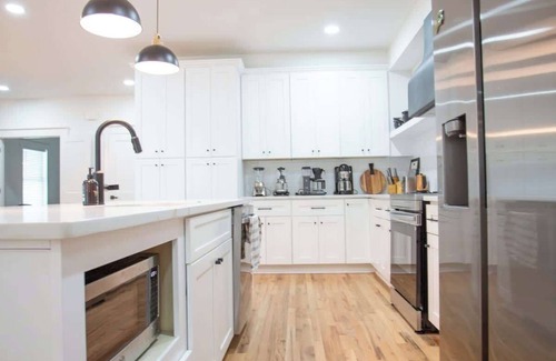 East Side Casa | Spacious Getaway 7BR Villa w Hot Tub and Close to DT