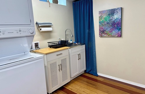 Montavilla Casa | Spacious Getaway Near Mt Tabor Park—Sleeps 4, Kitchen, AC, WD, Workspace, Patio