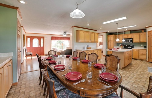 Hardin County Casa | Spacious Getaway 5 Mins to Garden of the Gods
