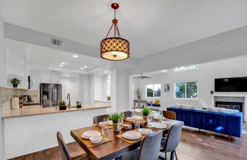 Ardenwood Casa | Spacious high ceiling home in Fremont | Private Yard | King Bed