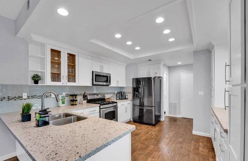 Ardenwood Casa | Spacious high ceiling home in Fremont | Private Yard | King Bed