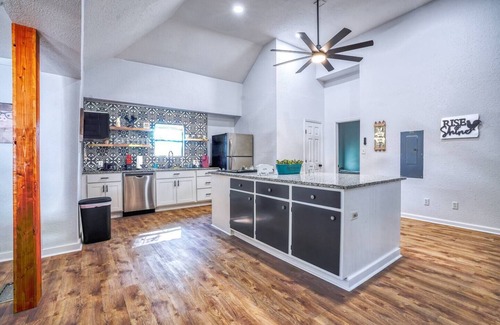 Belton Casa | Spacious Historical 4/2- Downtown Belton/Temple, Mins to UMB