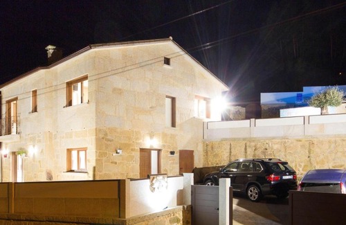 Cerponzons Casa | Spacious Holiday Home in Poio Galicia with Swimming Pool