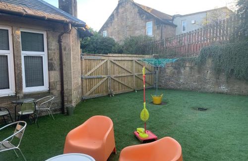 Shotts Casa | Spacious Holiday let midway between Edinburgh and Glasgow with three shower rooms