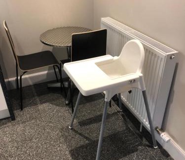 Shotts Casa | Spacious Holiday let midway between Edinburgh and Glasgow with three shower rooms
