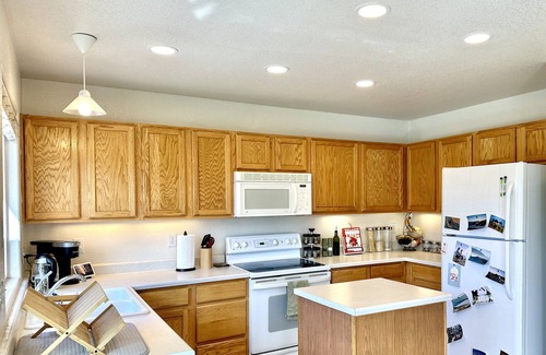 Jefferson Gardens Casa | Spacious home in Lakewood near downtown Denver