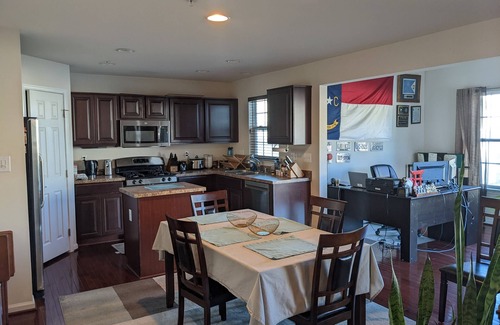 St. Charles Casa | Spacious Home in the DC suburbs! 30 minutes from DC and the beach!