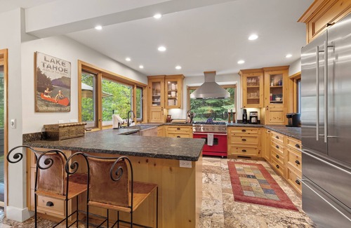 Olympic Valley Cabina | Spacious Home in Olympic Valley, Private Hot Tub, on Shuttle Route!