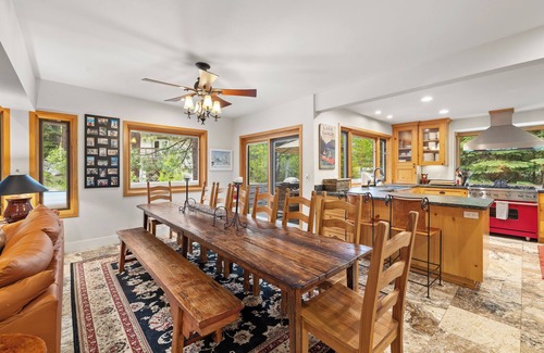 Olympic Valley Cabina | Spacious Home in Olympic Valley, Private Hot Tub, on Shuttle Route!