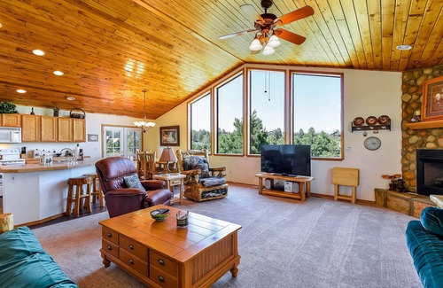 Pagosa Highlands Casa | Alquiler espacioso, apto para perros con chimenea y terraza - cerca de la ciudad y esquí