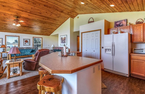 Pagosa Highlands Casa | Alquiler espacioso, apto para perros con chimenea y terraza - cerca de la ciudad y esquí