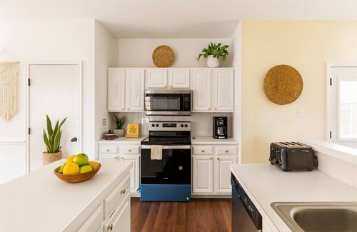 North Central Carrollton Casa | Spacious home~quiet neighborhood ~ nr downtown