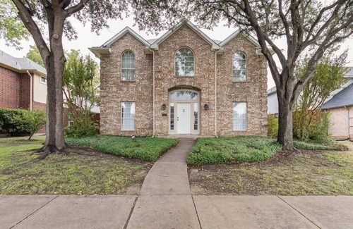 North Central Carrollton Casa | Spacious home~quiet neighborhood ~ nr downtown