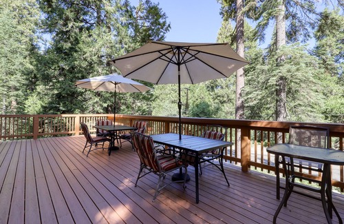 Sierra Cedars Cabina | Amplia casa con mucho entretenimiento interior y exterior, ¡cerca del lago y las laderas!