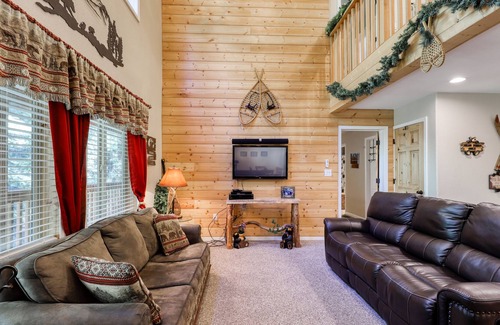 Sierra Cedars Cabina | Amplia casa con mucho entretenimiento interior y exterior, ¡cerca del lago y las laderas!