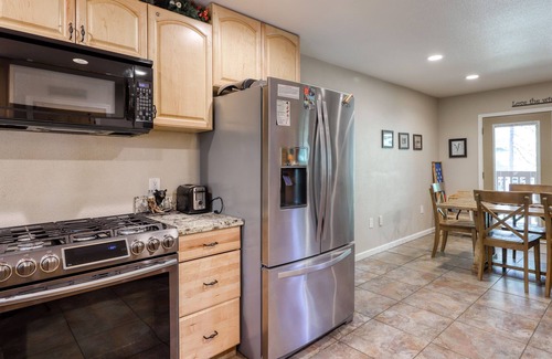 Sierra Cedars Cabina | Amplia casa con mucho entretenimiento interior y exterior, ¡cerca del lago y las laderas!