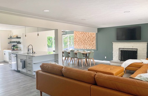 Lamar Heights Area Casa | Spacious home w/ raised deck, covered patio, fire pit, games, centrally located