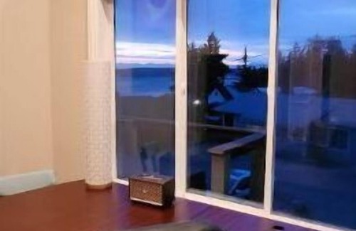 Tacoma Casa | Spacious Home with Amazing Views - 2 min drive to Beach/Water Access