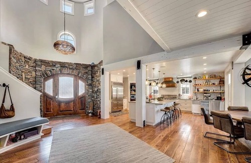 Donnelly Casa | Spacious home with incredible lakefront views!