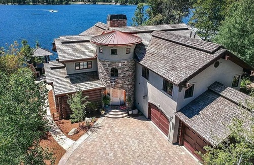 Donnelly Casa | Spacious home with incredible lakefront views!