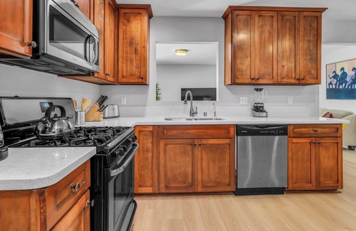 Lake Balboa Casa | Spacious Home with Gazebo, Lounge Near Lake Balboa