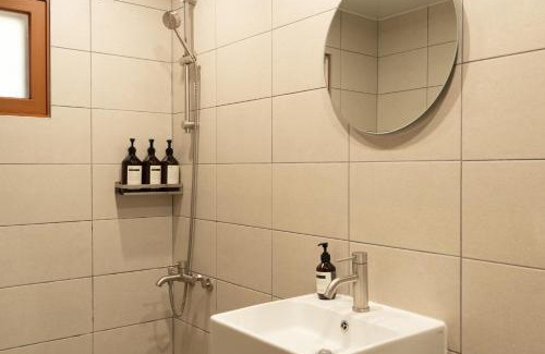 Yeonnam-dong Apartamento | Spacious Hongdae Group Stay 3BR, 2BA, 5 Queen Beds