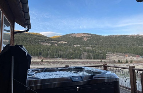 Alma Casa | Spacious, hot tub, flat driveway access, mountain views, & Starlink internet