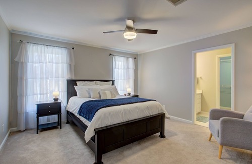 Johns Creek Casa | Spacious house and peaceful yard in Johns Creek