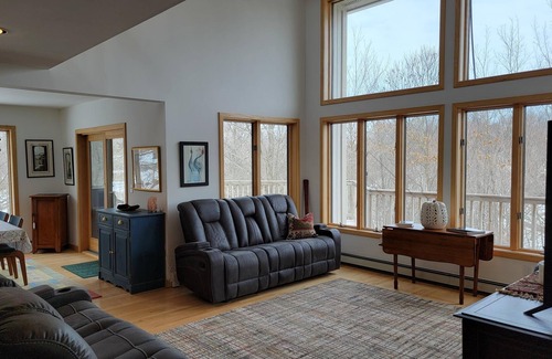 Cedar Casa | Spacious House near beaches, lakes, golf courses and wineries