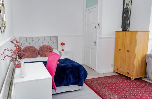 Leigh Casa | Spacious house near Westleigh Township, 4 Bed Room, Wifi, Private Parking