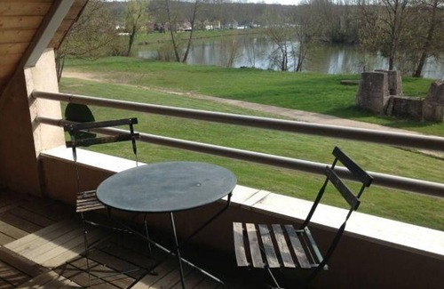 Port-sur-Saone Cabaña | Casa espaciosa con jardín y vista al río
