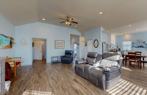 North Beach Casa | Spacious house with full kitchen, TVs, WIFI, balcony, near the beach