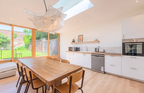 Mouvaux Casa | Spacious house with 4 bedrooms & garden, near tram