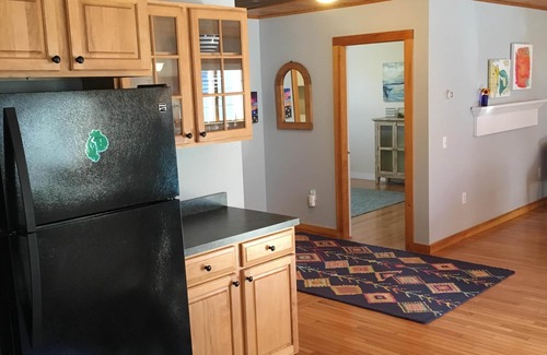 Southwest Harbor Apartamento | Amplio apartamento de cuatro estaciones en el suroeste del puerto de la ciudad. A minutos de Acadia.