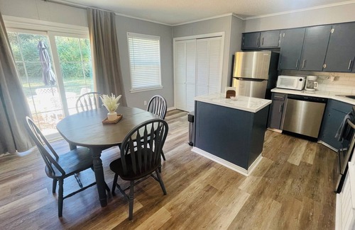 Sherwood Casa | Spacious, King bed, dog friendly, easy access to I 67.