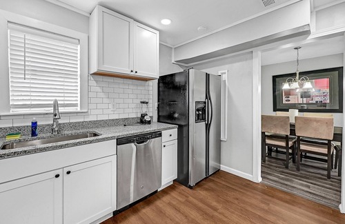 La Marque Casa | Spacious La Marque Home w/ King Bed & Modern Perks