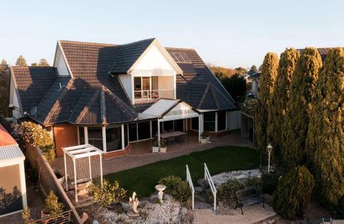 Encounter Bay Casa | Spacious Lake Front Home- Private Beach