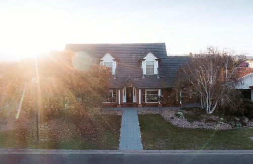 Encounter Bay Casa | Spacious Lake Front Home- Private Beach