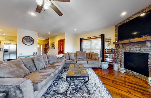 Andersonville Casa | Spacious lake view townhouse w/ free attraction tickets & furnished deck