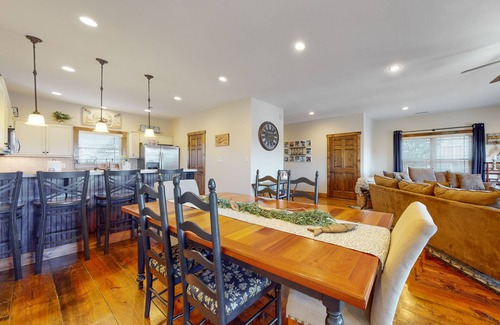 Andersonville Casa | Spacious lake view townhouse w/ free attraction tickets & furnished deck