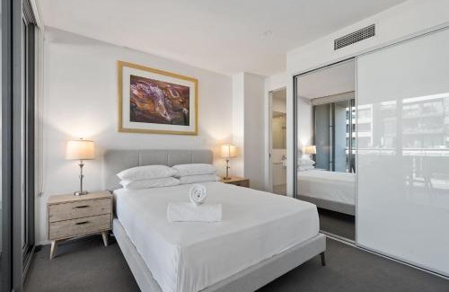 Kingston Apartamento | Spacious Lakefront Apartment with Pool Access